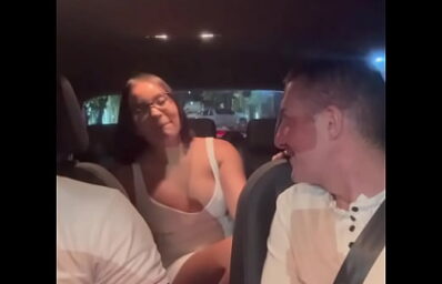 Esposa fazendo sexo no banco de trás do carro